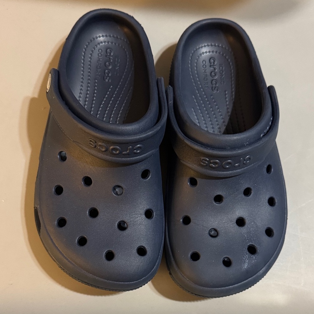 CROCS Women’s 7 Navy Blue Clogs